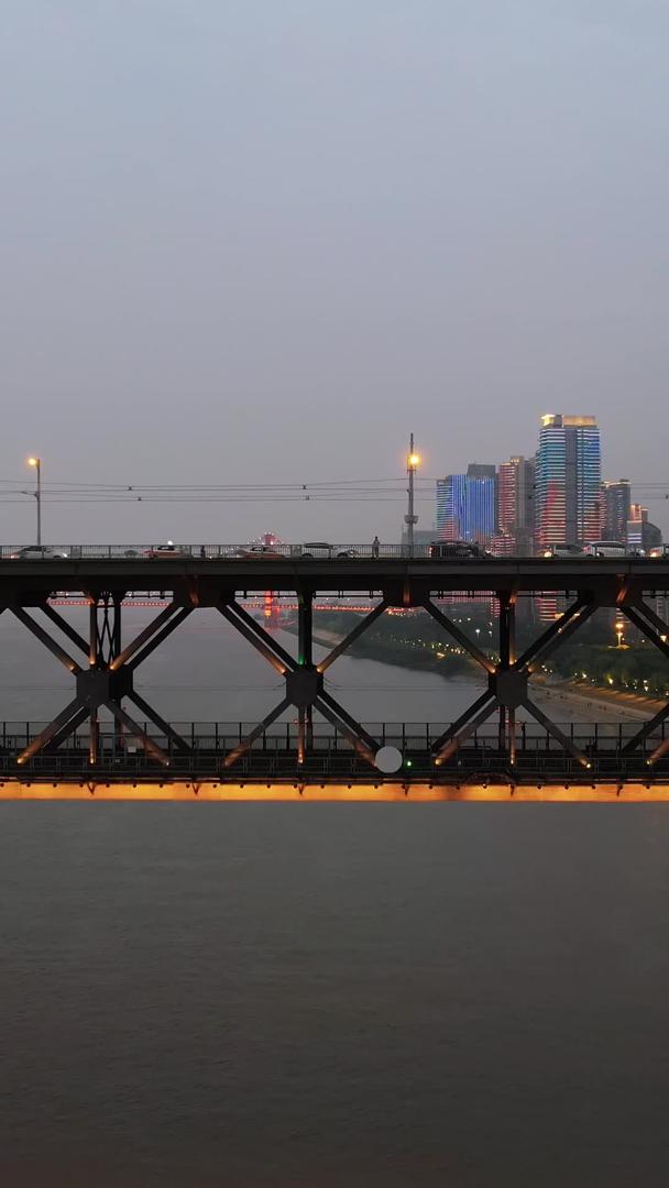 航拍城市公铁两用桥梁武汉长江大桥道路灯光夜景车流街景素材视频的预览图