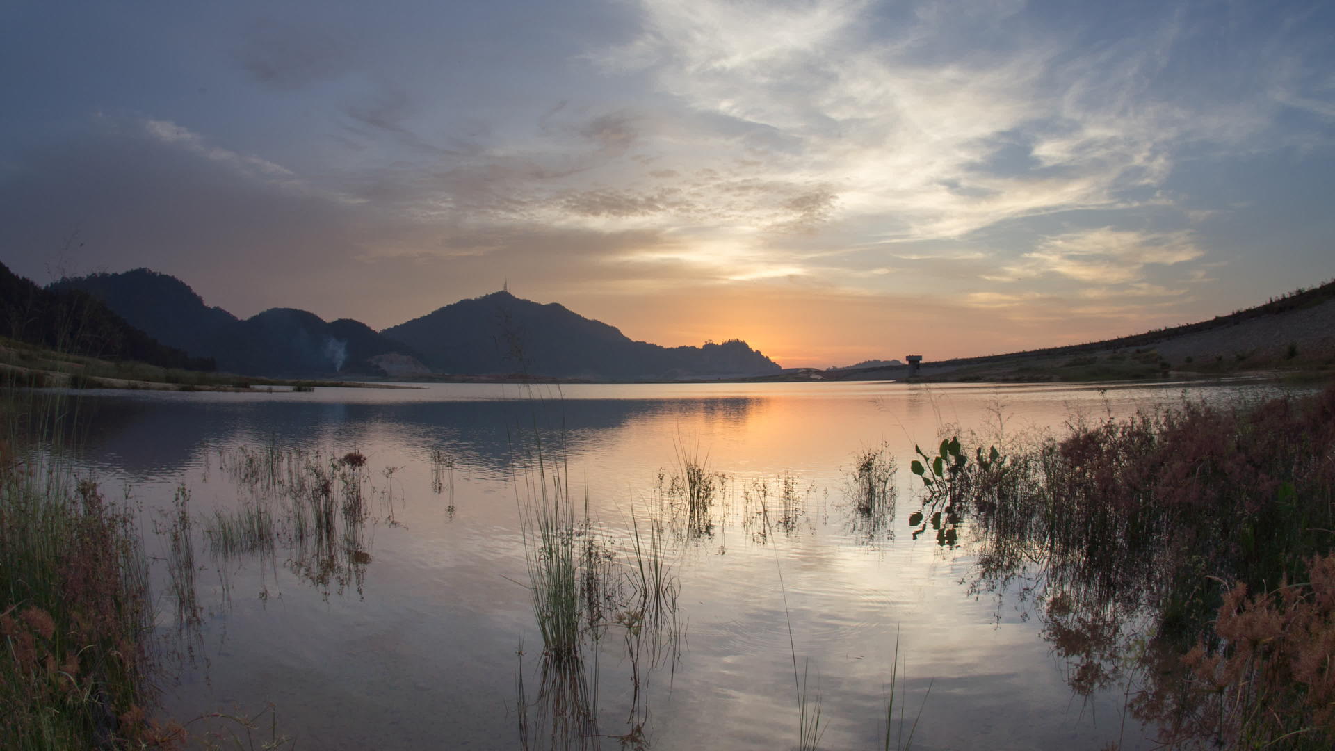 晚上孟光大坝美丽的日落视频的预览图