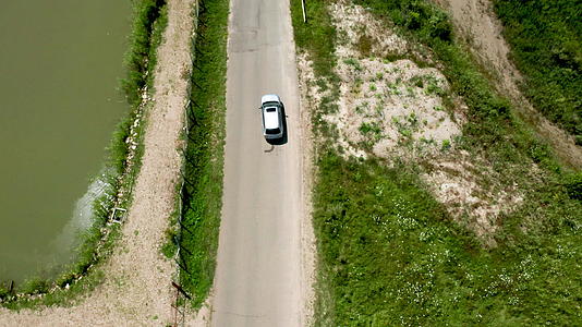 一条农村公路SUV空中自上而下视频的预览图