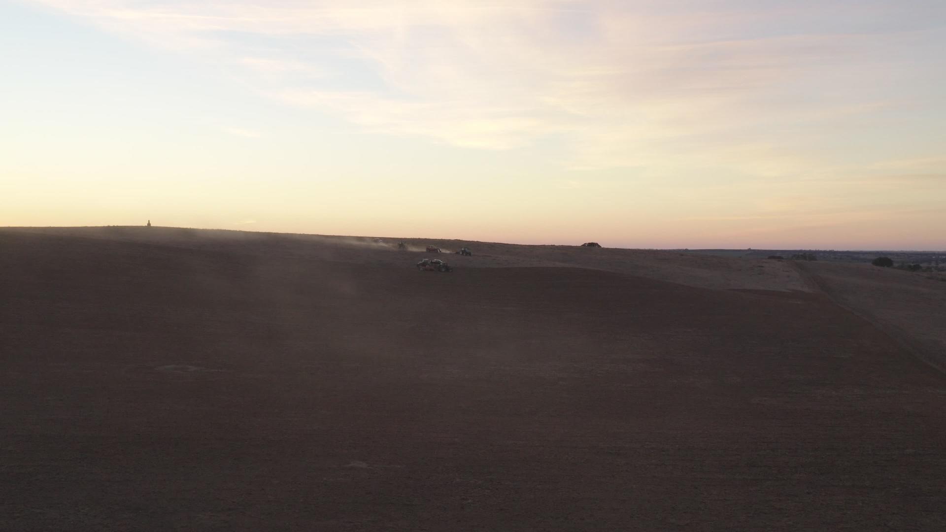 葡萄牙阿连特茹日落时分拖拉机位于农村田间无人机的空中顶部视频的预览图