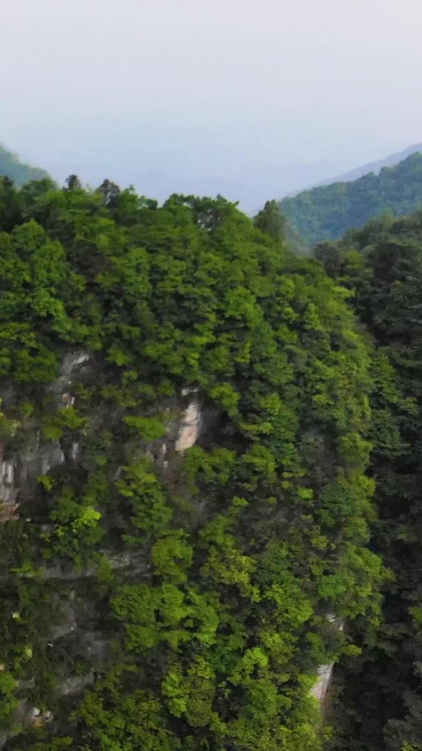 慈利县云朝山峰悬崖村航拍视频的预览图