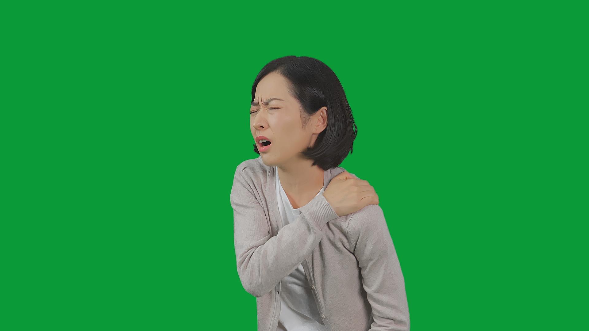 4K绿幕女性肩周炎患者视频的预览图