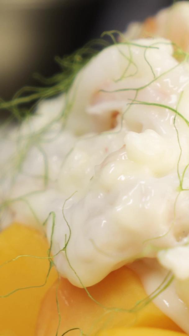 广东美食沙拉鲜虾球视频的预览图