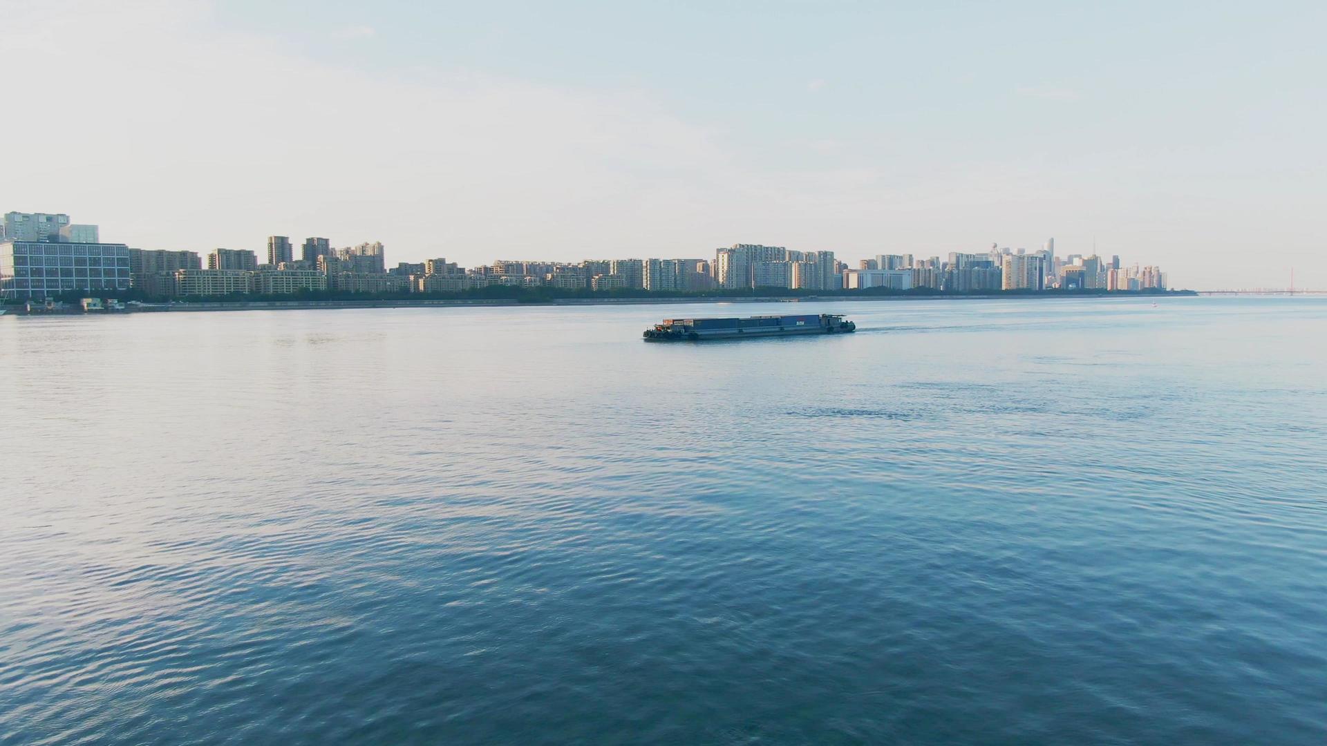 航拍杭州夕阳下的钱塘江视频的预览图