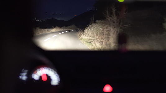 晚上开车的时候电影躺在司机的肩膀上视频的预览图