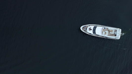 富豪游艇航行海视频的预览图