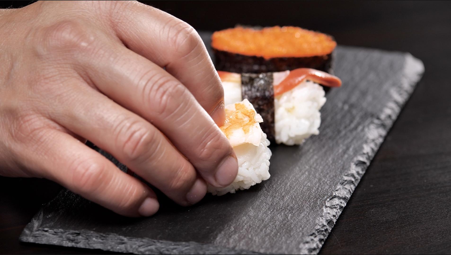 寿司装盘视频的预览图