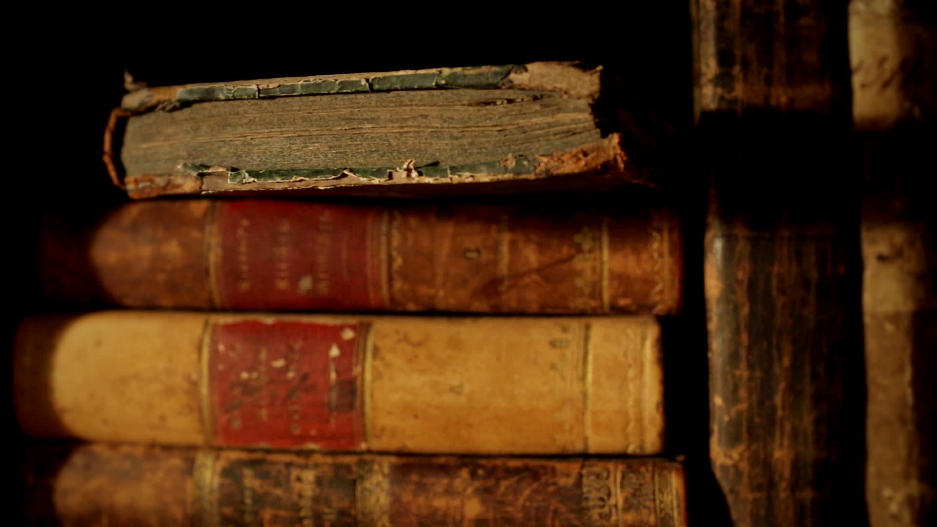 书架上的古书视频的预览图
