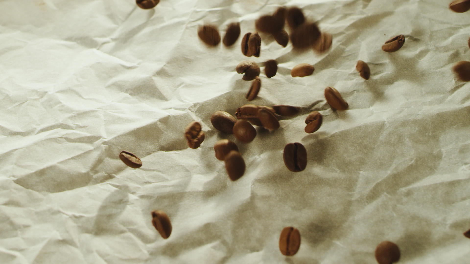 烤咖啡豆慢慢地落在木板表面视频的预览图