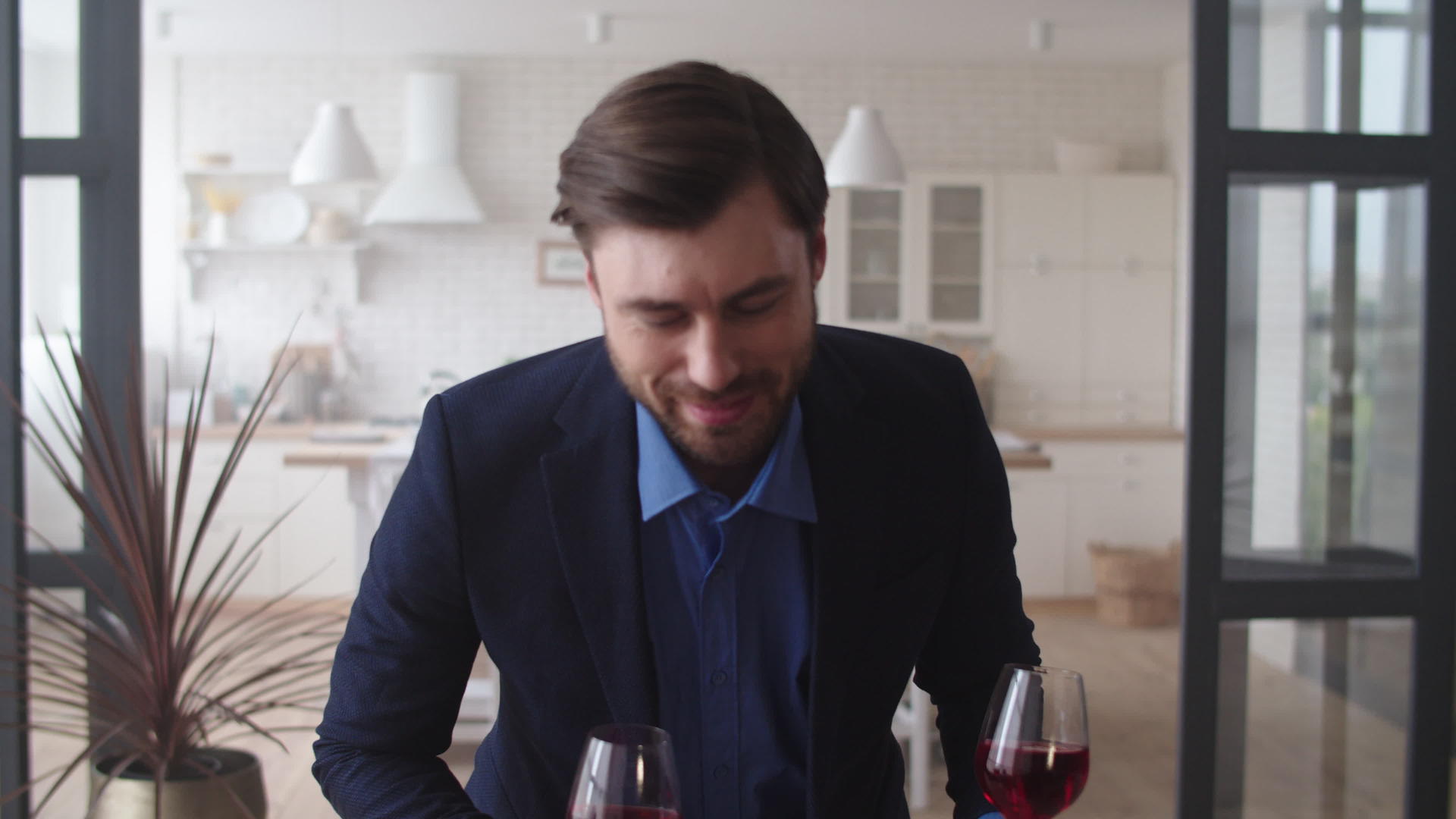 浪漫情侣庆祝家庭红酒成功视频的预览图