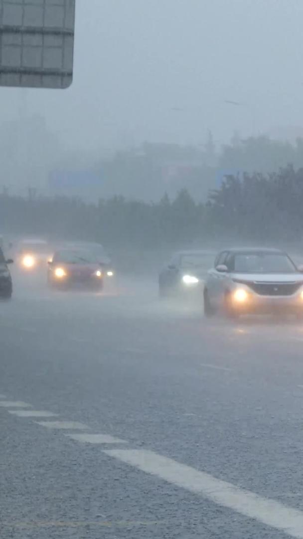 在暴雨中升级车流视频的预览图
