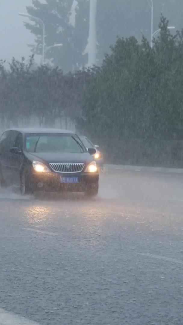 在暴雨中升级车流视频的预览图