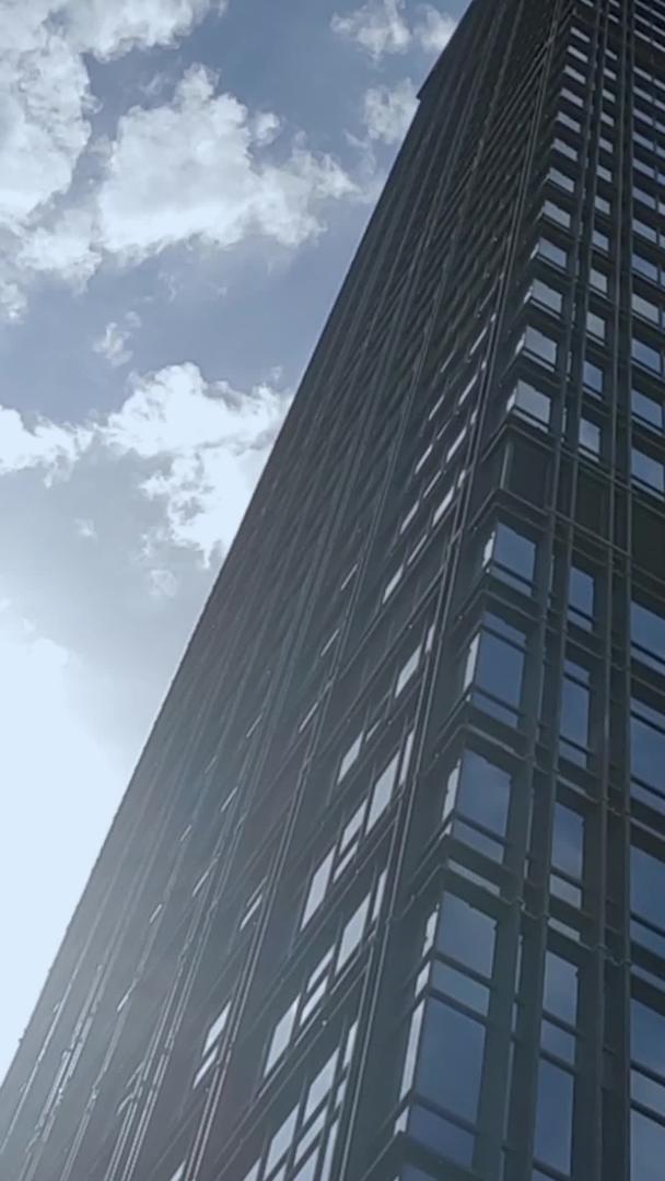 蓝天白云下的商业建筑视频的预览图