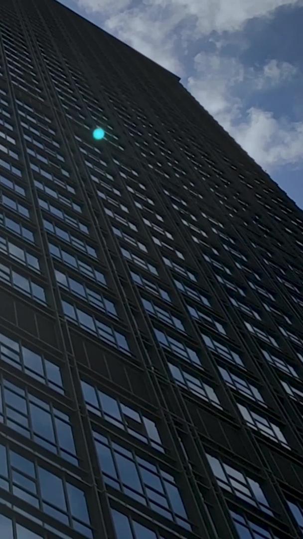蓝天白云下的商业建筑视频的预览图
