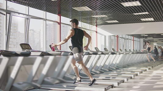 健身人士在跑步机上跑步视频的预览图