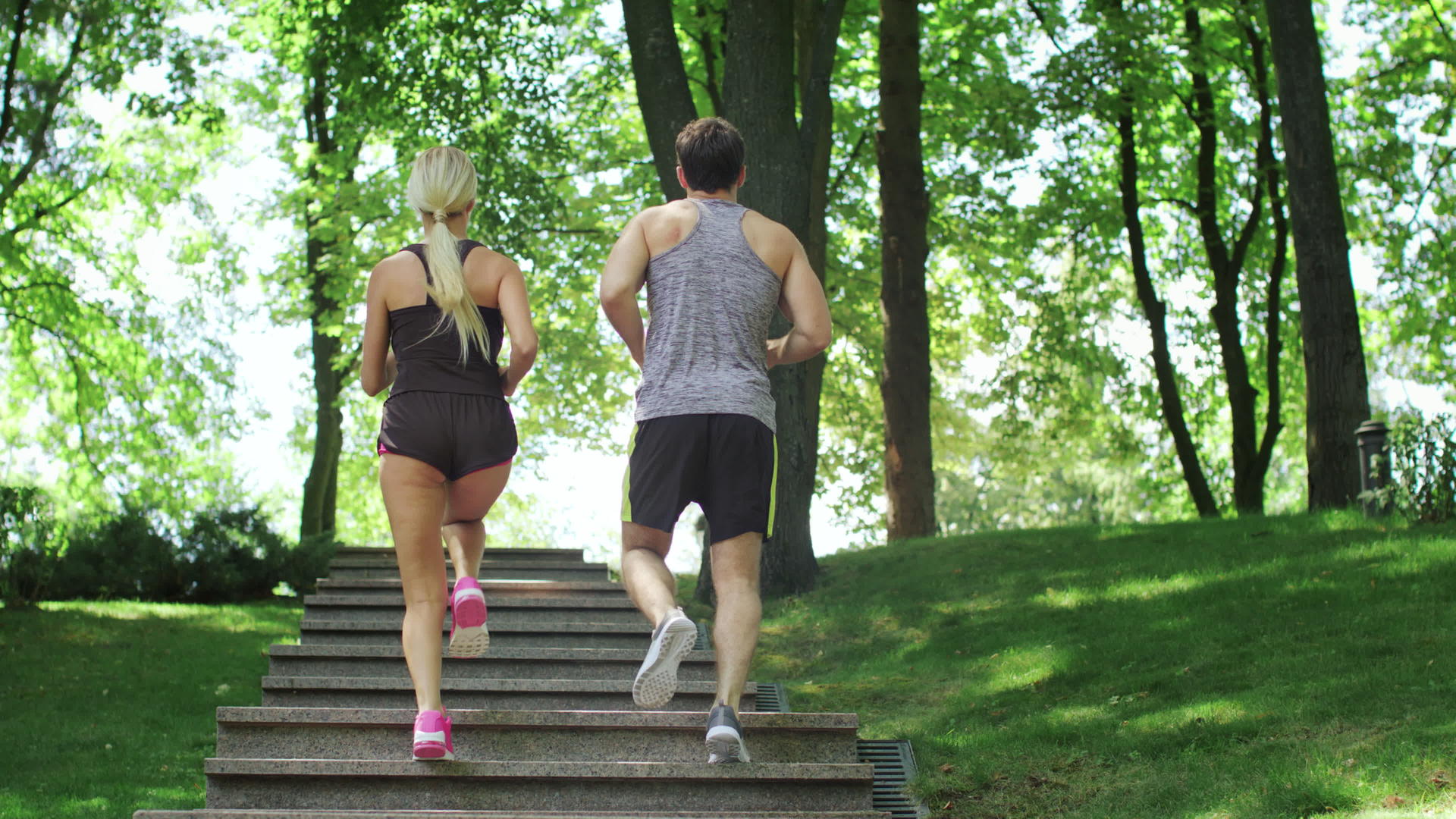 一对夫妇在夏天公园的晨跑中爬楼梯视频的预览图