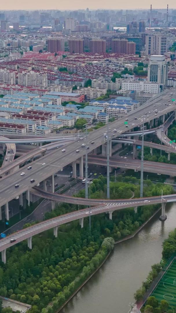 航拍移动延时摄影在上海外环高速城市交通路口视频的预览图