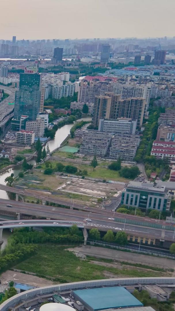航拍移动延时摄影在上海外环高速城市交通路口视频的预览图