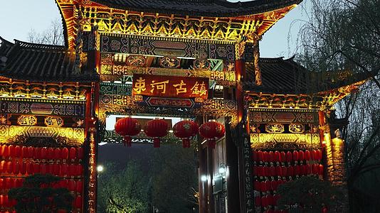 束河古镇牌坊夜景实拍丽江世界级文化遗产视频的预览图