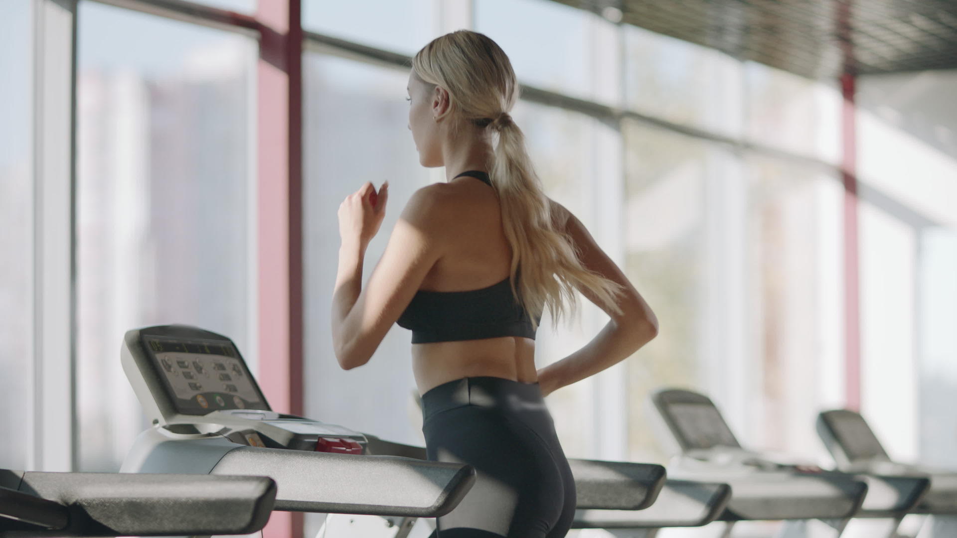 在健身房锻炼的女性跑步女性视频的预览图