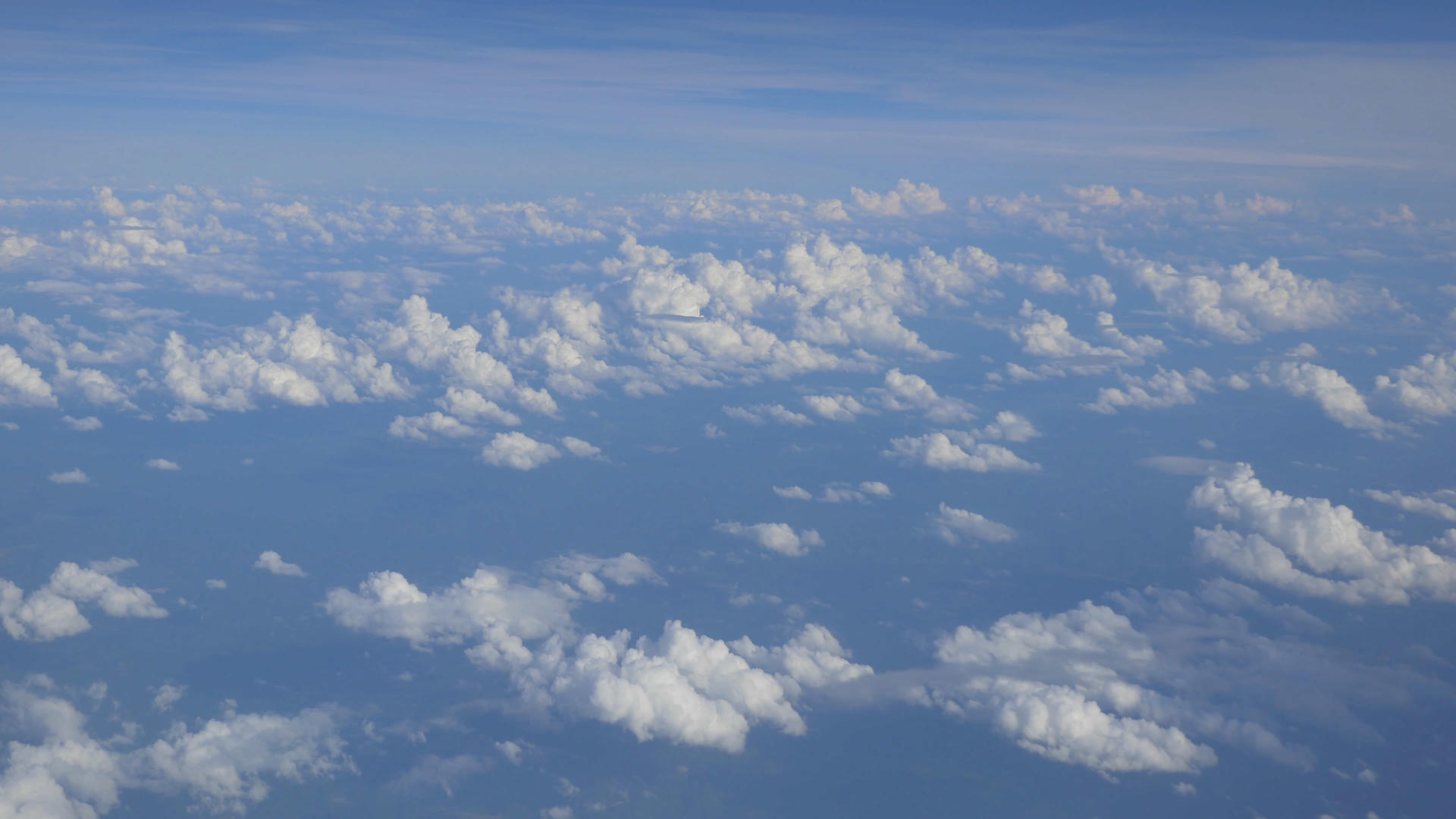 4K蓝色天空上的白云视频的预览图