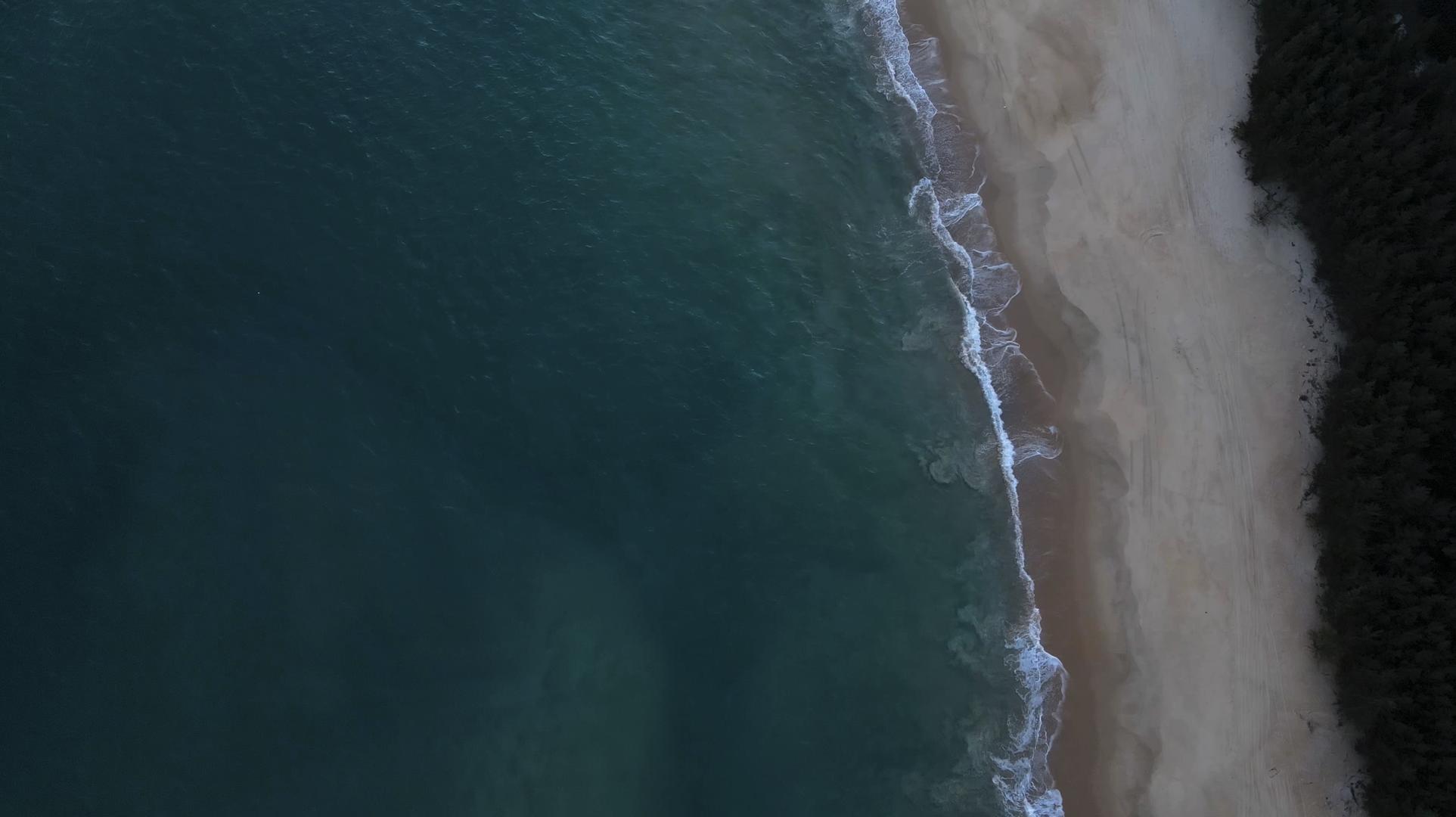 航拍阴天傍晚海岸线视频的预览图