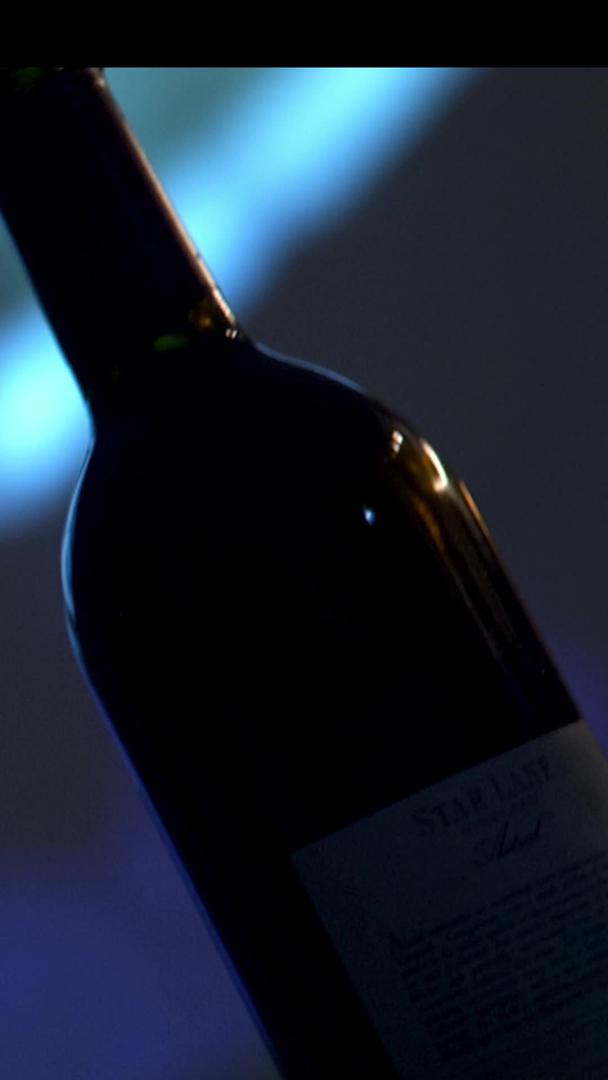 在华丽的背景下一个加拿大红酒瓶闪闪发光视频的预览图