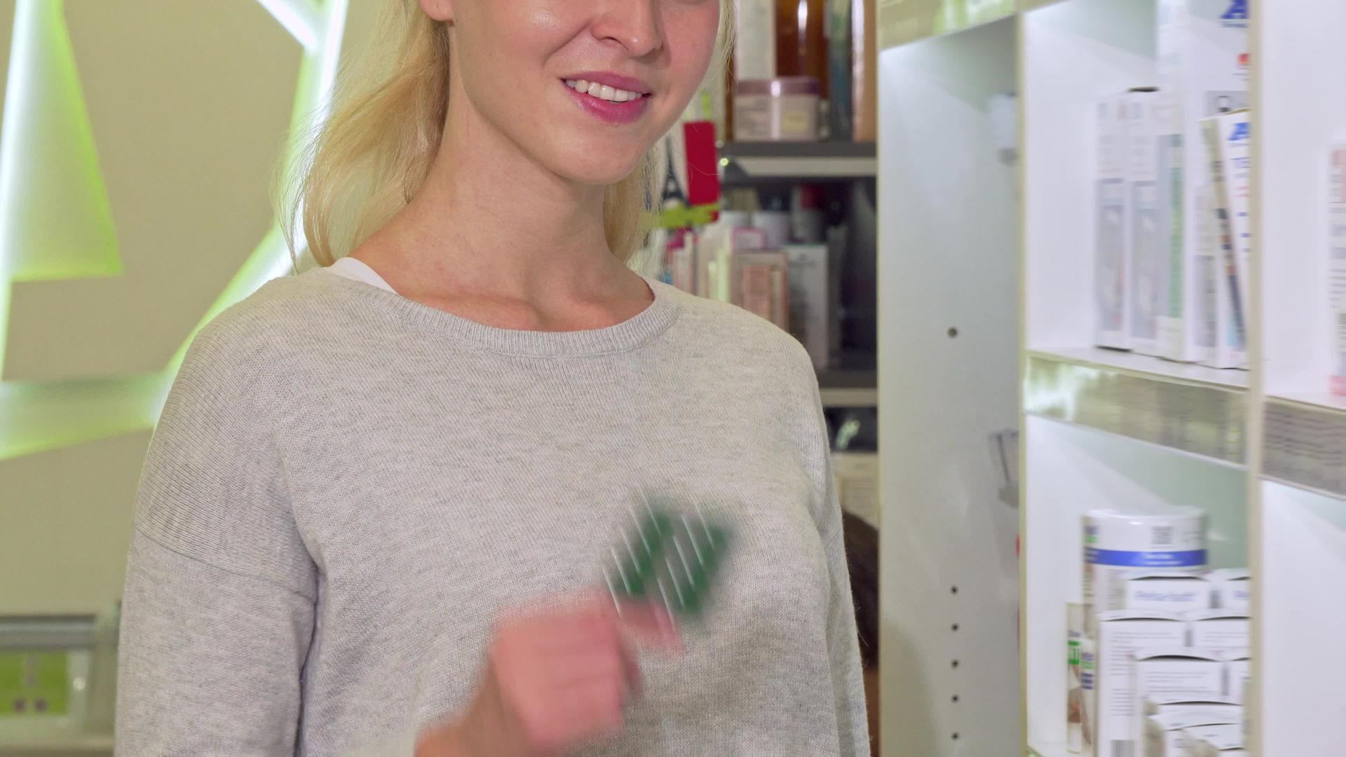 女顾客微笑着展示好品牌的药品视频的预览图