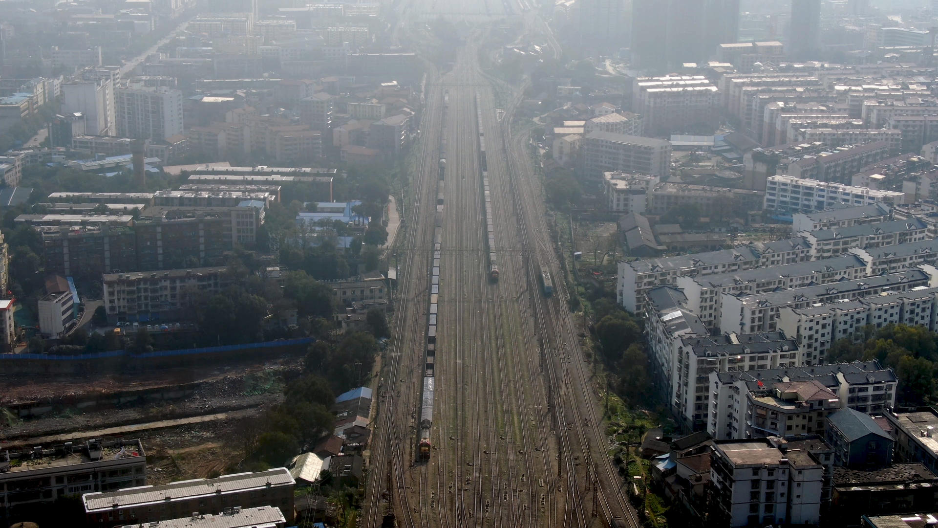 4K航拍火车铁轨视频的预览图