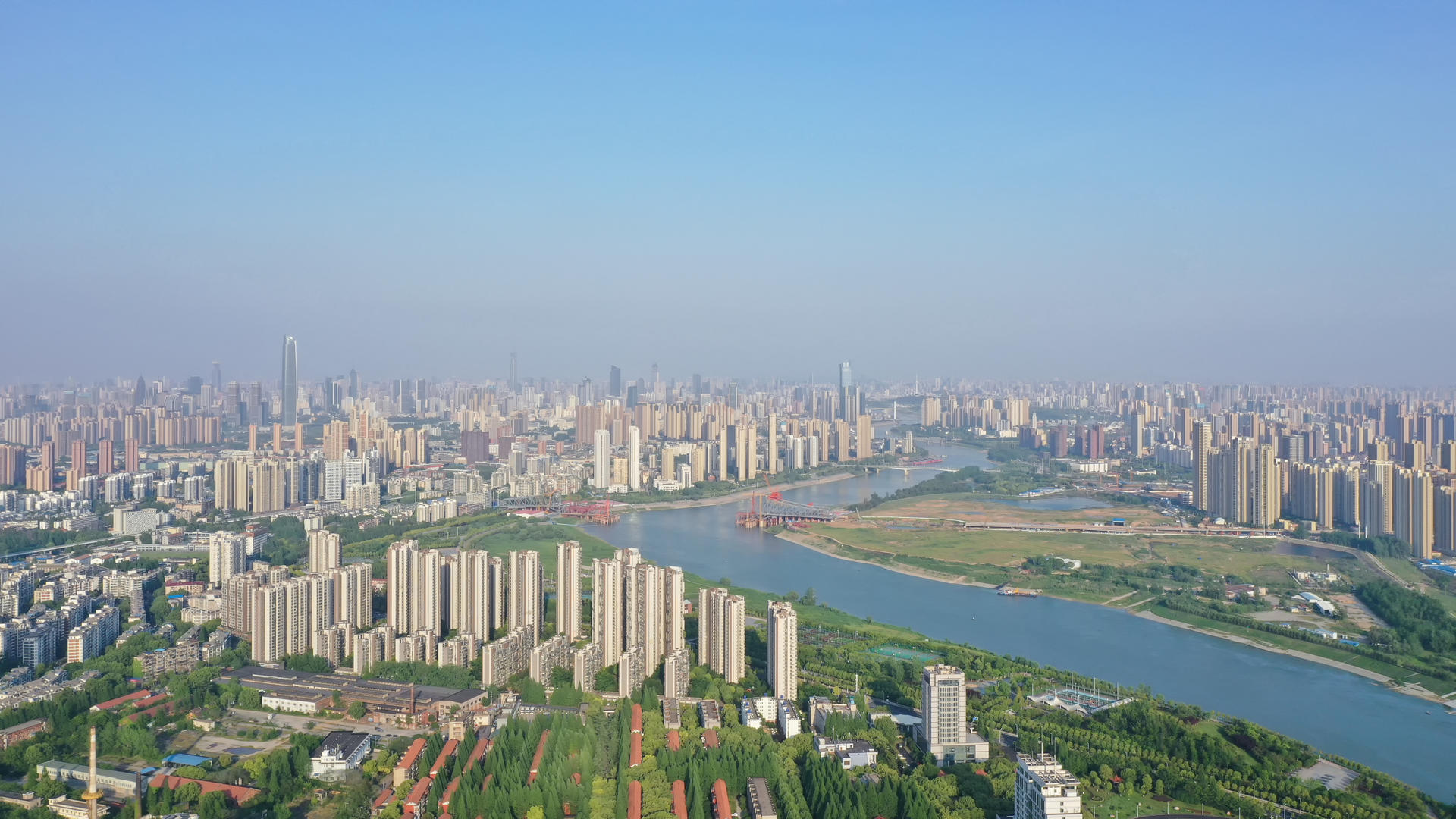 航拍风光城市武汉汉口汉江湾城市江景4k素材视频的预览图