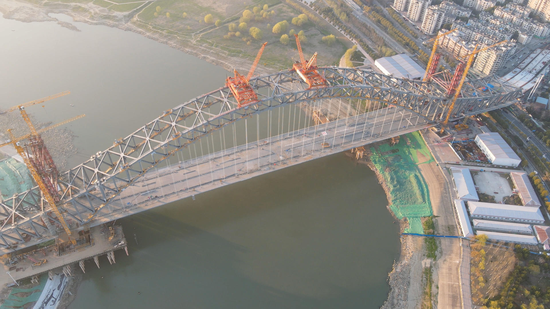 航拍城市在建中的桥梁4k交通素材视频的预览图