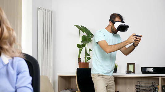 男人在客厅里玩虚拟现实游戏视频的预览图