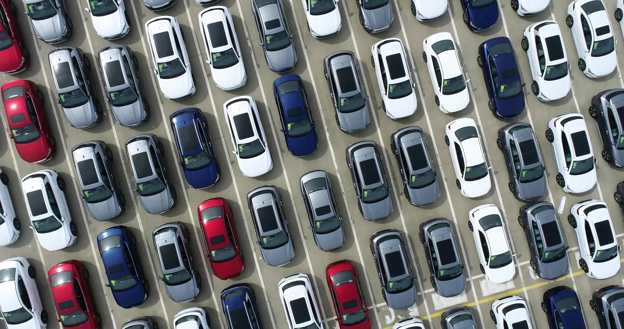 大量新能源汽车停车场航拍视频的预览图