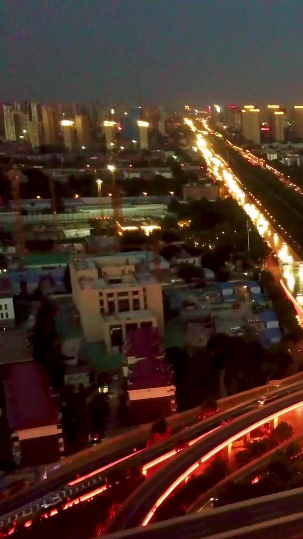 高架桥交通在夜空下的航拍视频的预览图