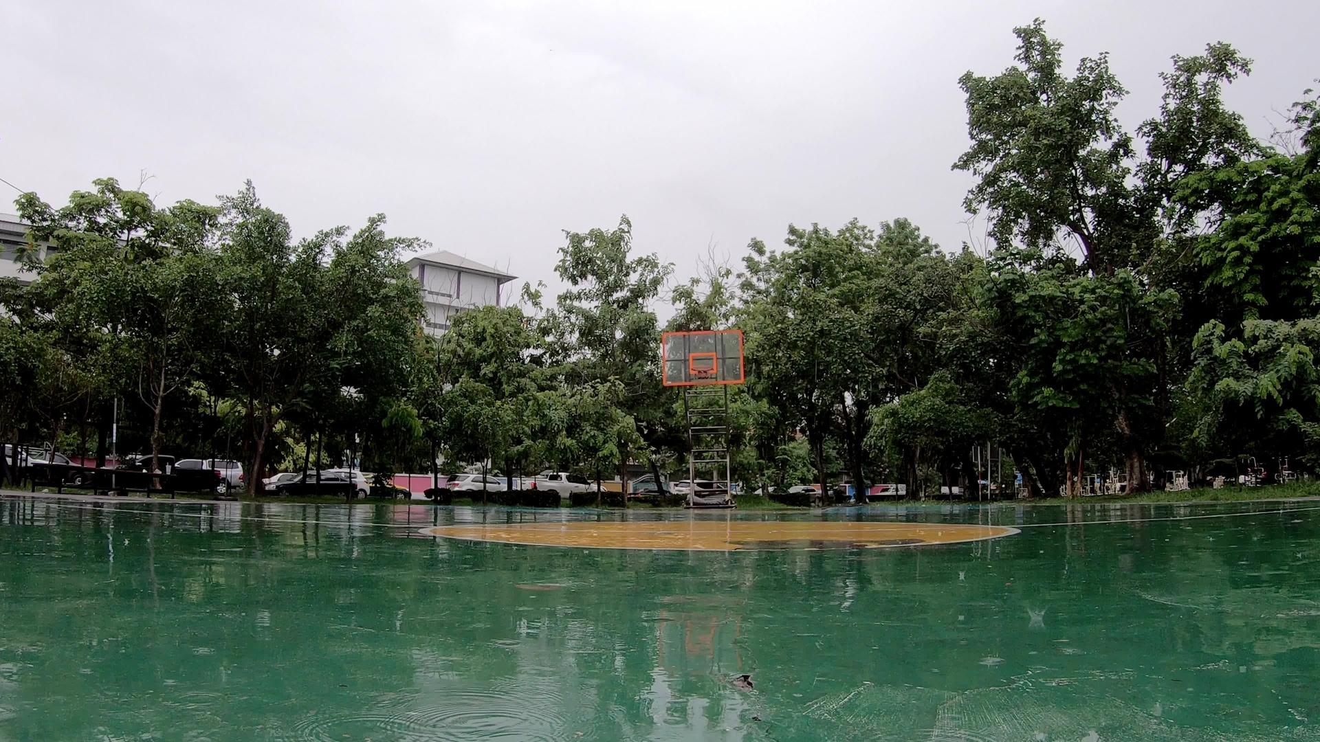 公园里的露天篮球场地板下雨了视频的预览图