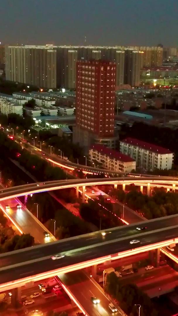 高架桥交通在夜空下的航拍视频的预览图
