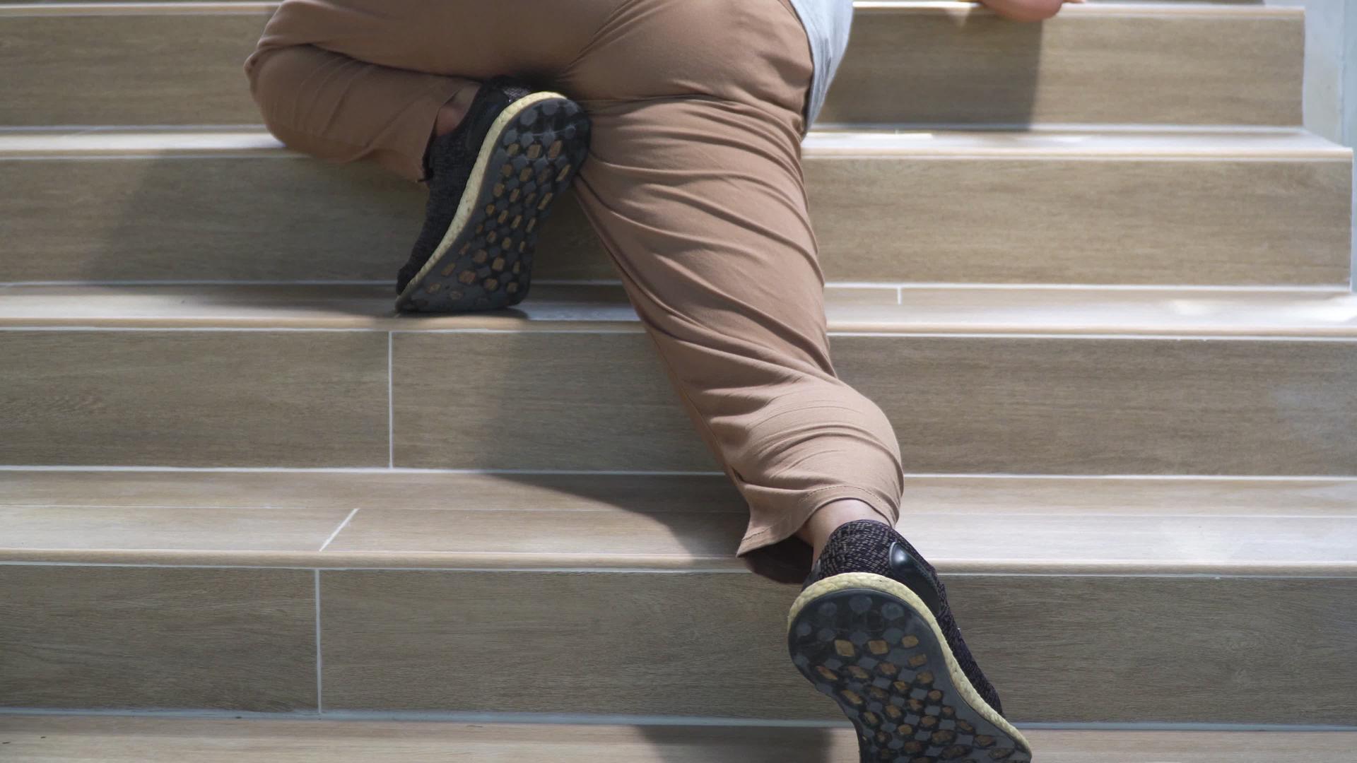 成年男子滑倒在楼梯上视频的预览图