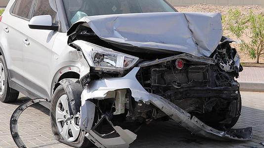 遭遇重大车祸后路边车辆被严重撞毁交通事故视频的预览图