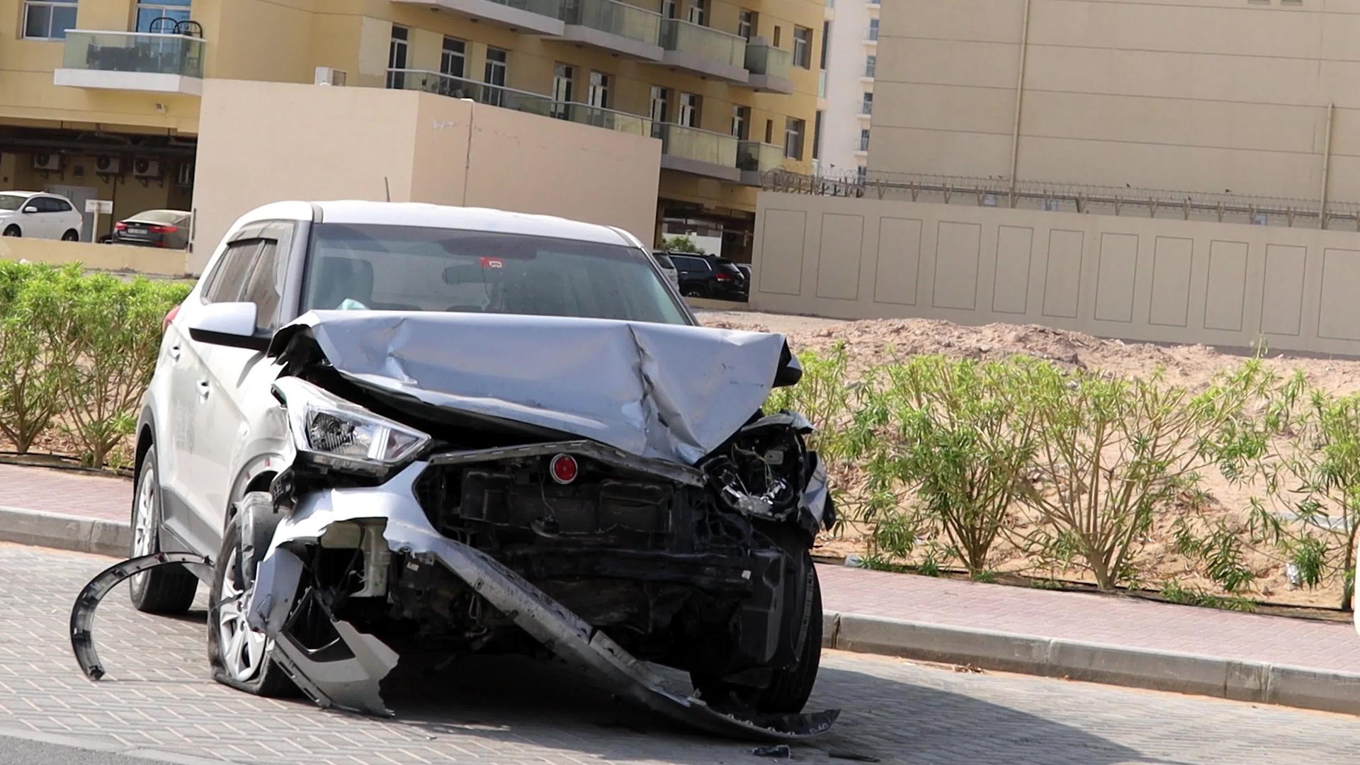 遭遇重大车祸后路边车辆严重撞车视频的预览图