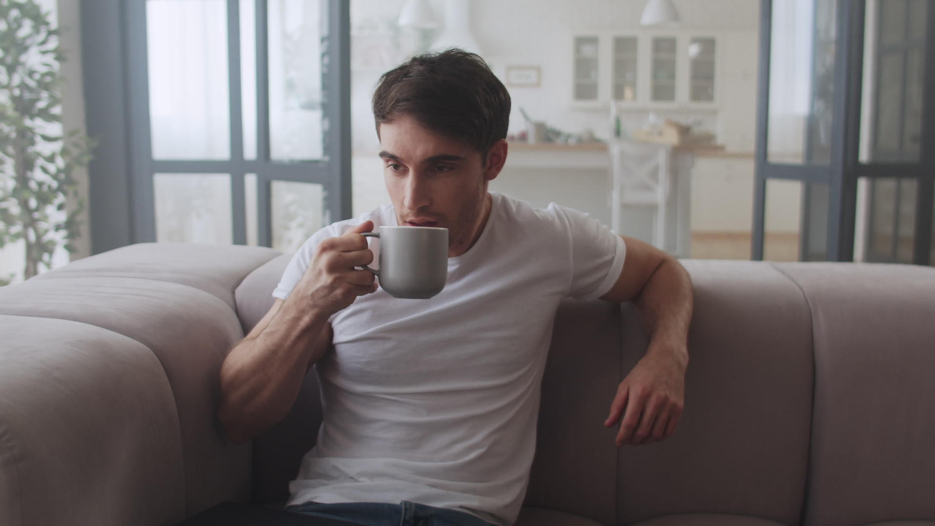 自由职业者在家喝茶放松视频的预览图