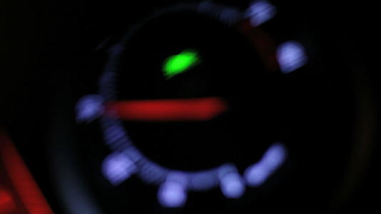 汽车速度表汽车仪表板驾驶速度背景视频的预览图
