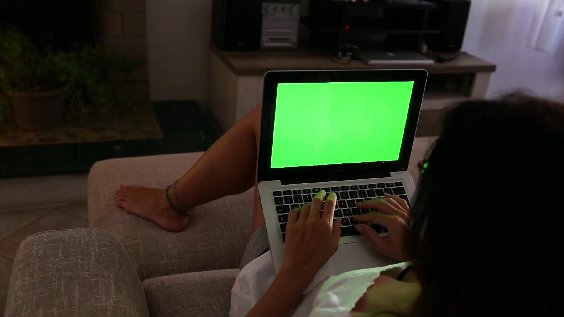 一位年轻女子在她的笔记本电脑上工作视频的预览图