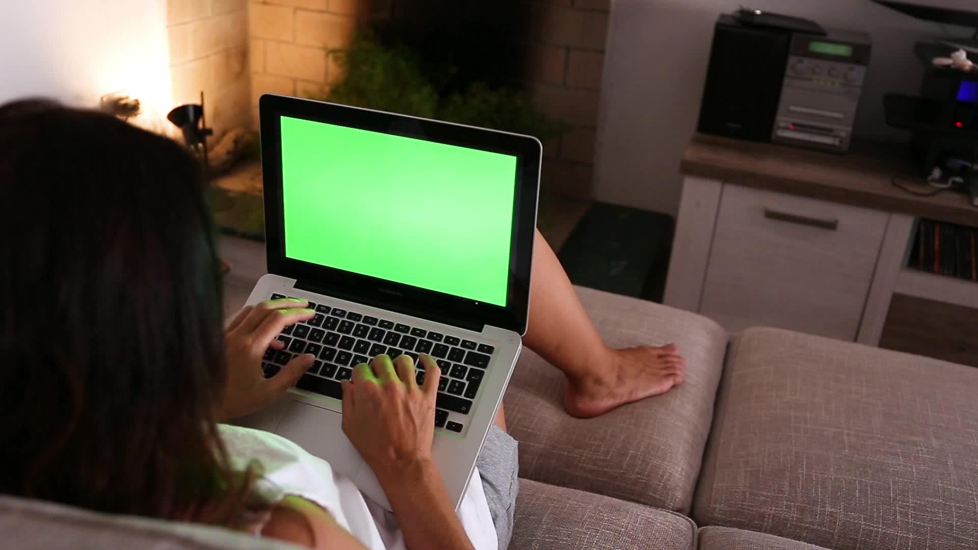 女性在笔记本电脑上工作视频的预览图