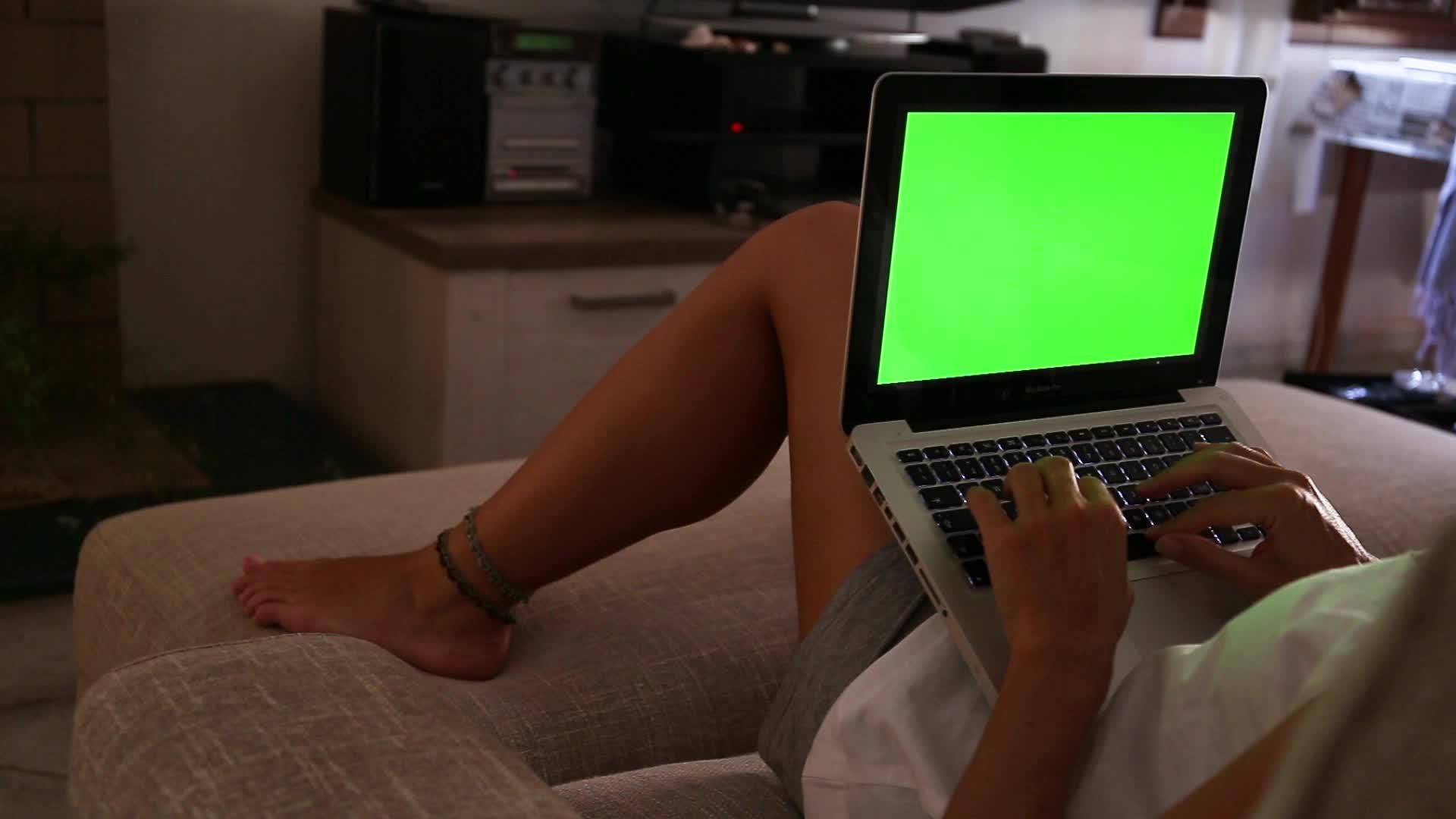 一位年轻女子在她的笔记本电脑上工作视频的预览图