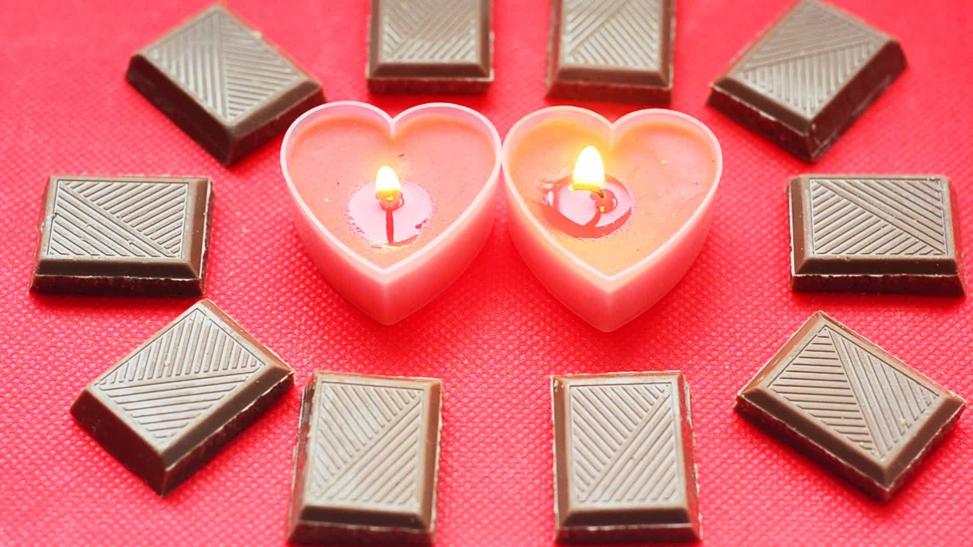 两颗爱阳光的心燃烧巧克力条红底视频的预览图