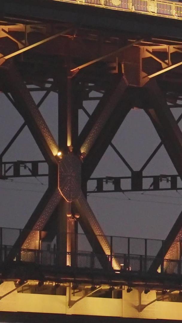 城市交通公铁两用跨江大桥穿行的火车素材视频的预览图