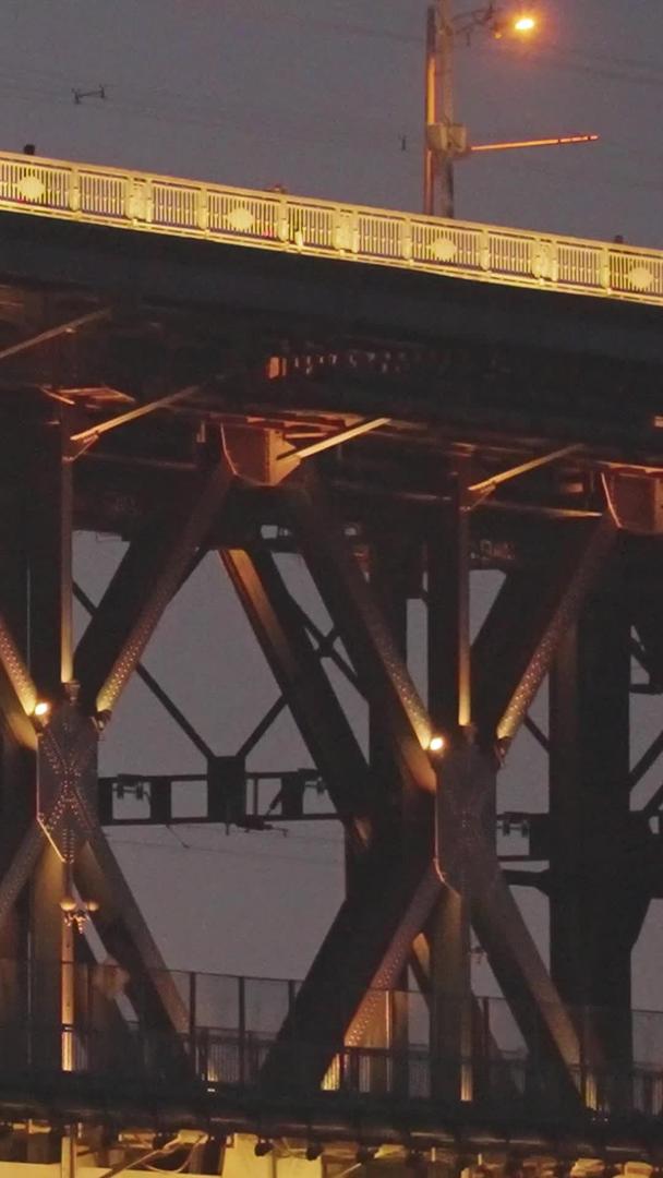 城市交通公铁两用跨江大桥穿行的火车素材视频的预览图