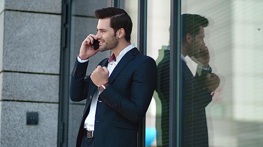 男商在外面用智能手机谈客户视频的预览图