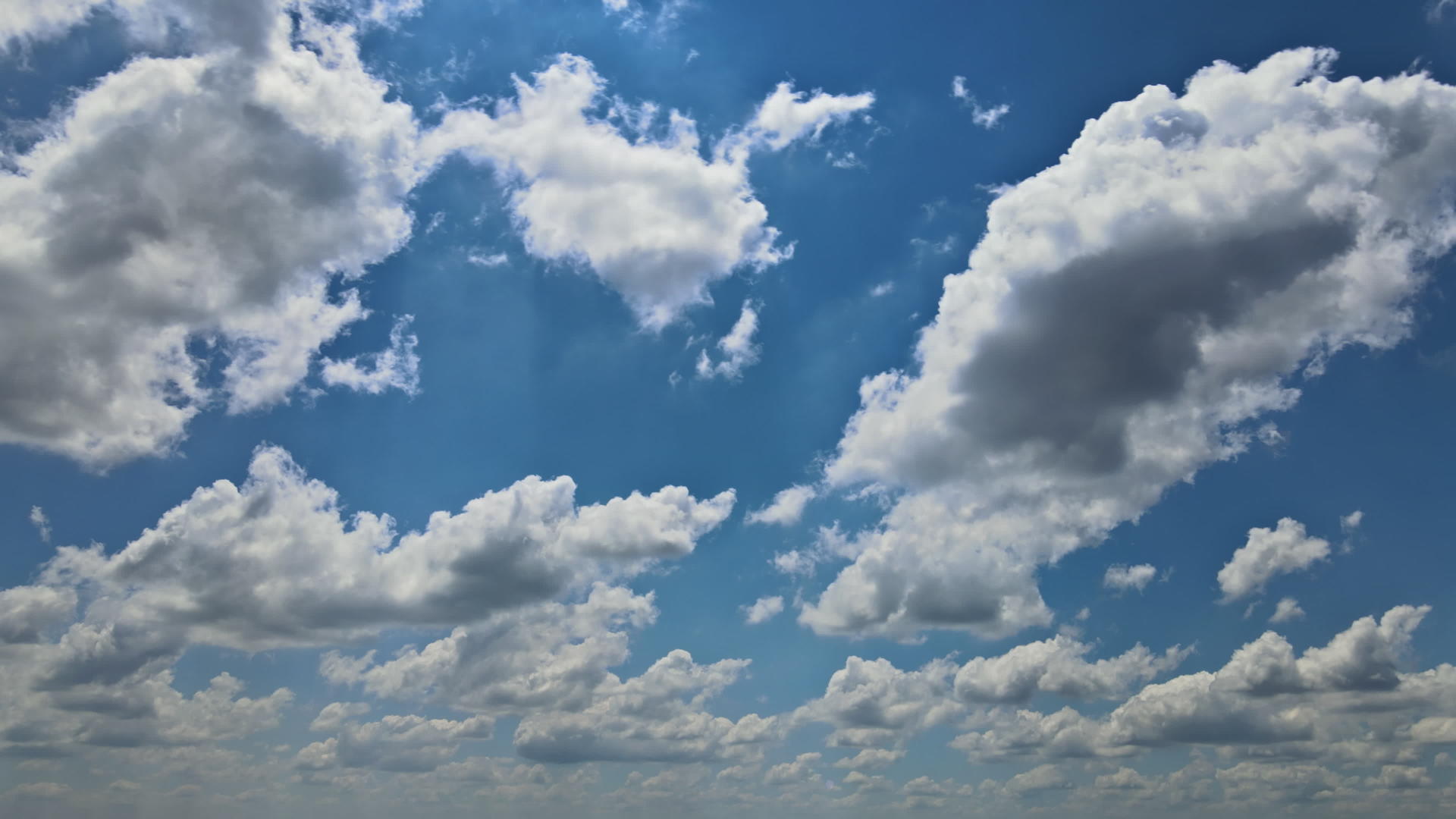 白色的云在蓝色的天空中视频的预览图