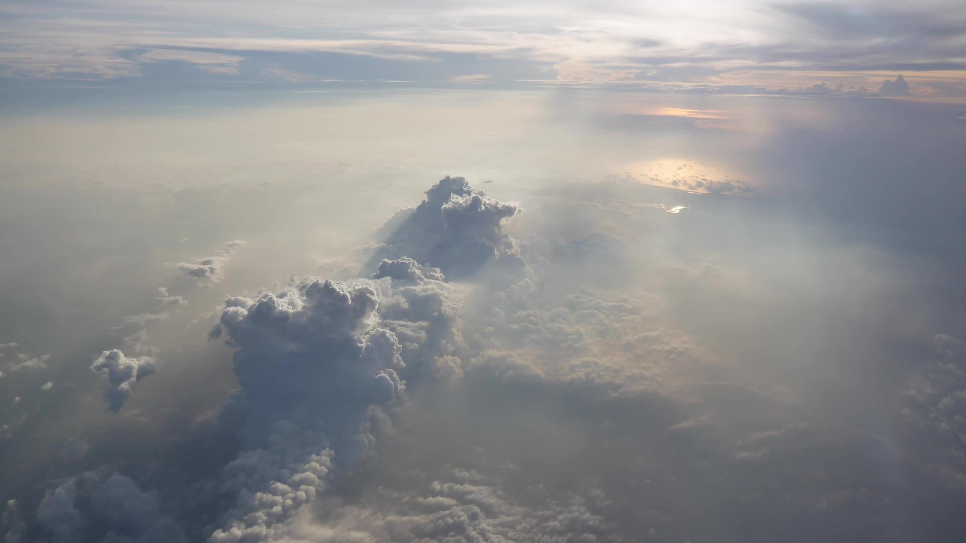 从飞机上可以看到日落的空中射线视频的预览图